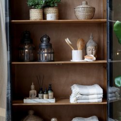 Sort vitrineskab med 2 glaslger