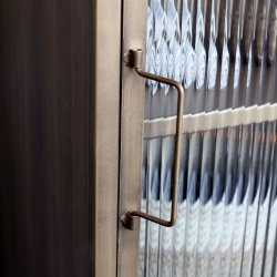 Messing vitrineskab med klaplger