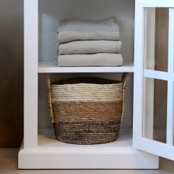 Hvidt vitrineskab med 2 lger