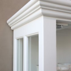 Hvidt vitrineskab med 2 lger