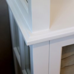 Hvidt vitrineskab med 2 lger