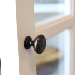 Hvidt vitrineskab med 2 lger