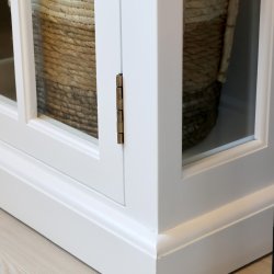 Hvidt vitrineskab med 2 lger