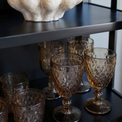 Sort vitrineskab med 2 lger