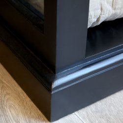 Sort vitrineskab med 2 lger