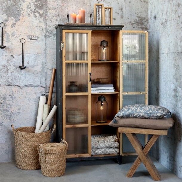 Vitrineskab med rillede lger