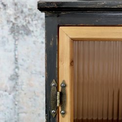 Vitrineskab med rillede lger