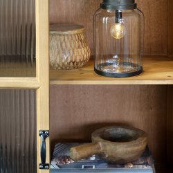 Vitrineskab med rillede lger