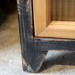 Vitrineskab med rillede lger