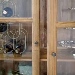 Klassisk vitrineskab natur