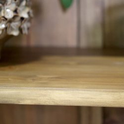 Klassisk vitrineskab natur