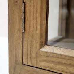 Klassisk vitrineskab natur