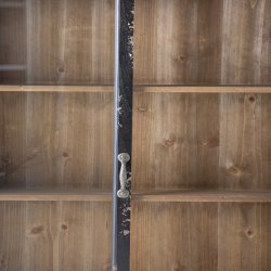 Sort v�gh�ngt skab med glasl�ger